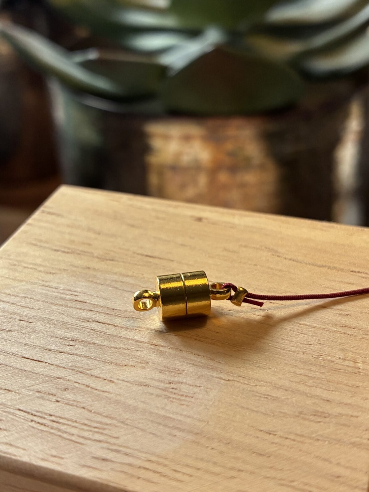 Magnetverschluss mit Quetschperlen goldfarben 13x6mm – Bild 3