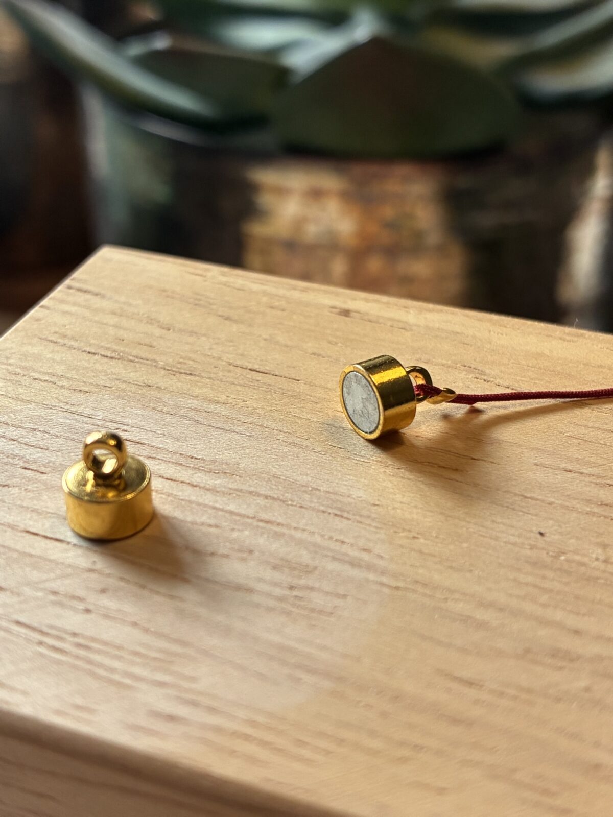 Magnetverschluss mit Quetschperlen goldfarben 13x6mm – Bild 2
