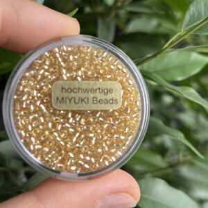 hochwertige japanische Miyuki Rocailles 2,2mm silverlined gold