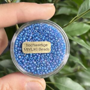 hochwertige japanische Miyuki Rocailles 2,2mm transp. matt blue rainbow