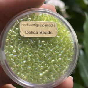 hochwertige japanische Delica Beads 2,2 mm kiwigrün AB
