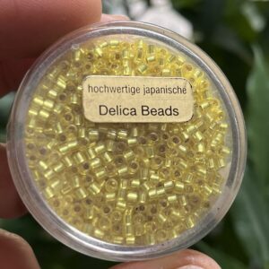hochwertige japanische Delica Beads 2,2 mm gelb silbereinzug