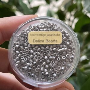 hochwertige japanische Delica Beads 2,2 mm matt platinfarben