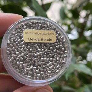 hochwertige japanische Delica Beads 2,2 mm glanz platinfarben